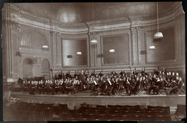 Fuldt orkester på scenen, New York, ca. 1912 (sølv gelatinetryk)